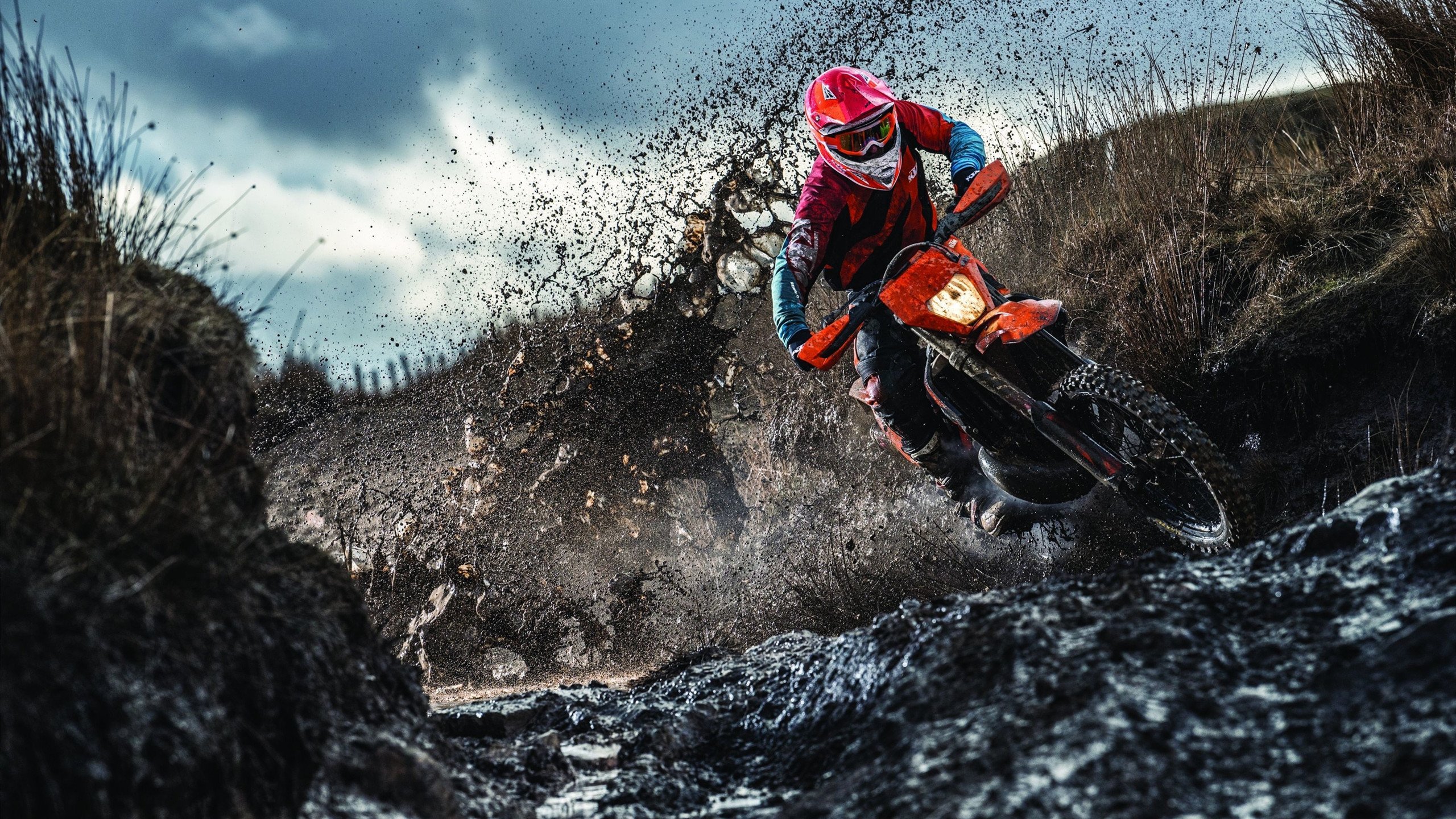 开云平台-_高空索道体验：飙速穿越悬崖峭壁_，高空索道危险吗